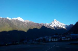 How to hire porter in Lukla - Hiring experience porters in Nepal, get a porter in Lukla to discover Khumbu