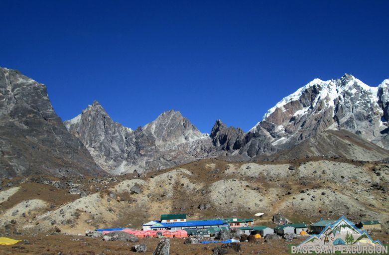Short Chola pass trek from Gokyo valley to Everest base camp south