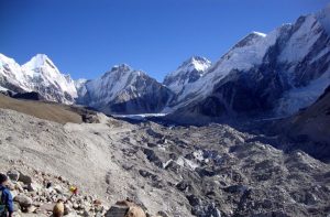 What is the lowest temperature ever recorded on Mount Everest - what is the highest and lowest temperature at mt. Everest peak